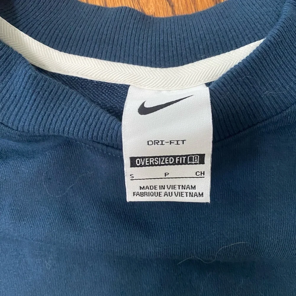 Nike Swoosh Fly Women's S Navy Blue Oversized French Terry Basketball Sweatshirt